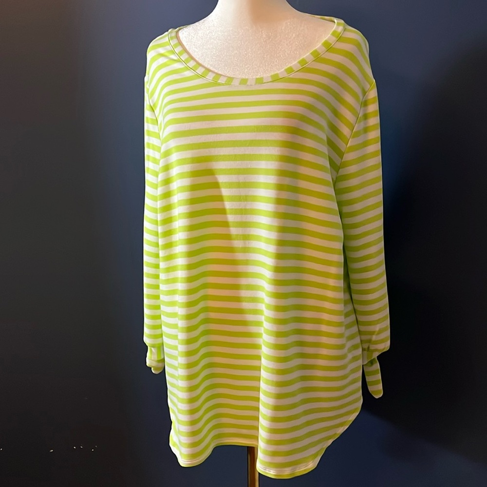 Ruby Rd. - Lime and bright white tunic with bow sleeves